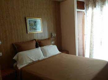 Hostal Creus Roses Esterno foto